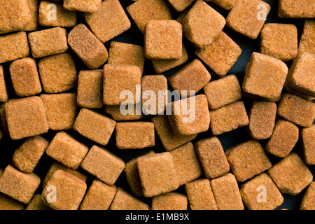 Hintergrund aus braunem Zuckerwürfel hergestellt Stockfoto