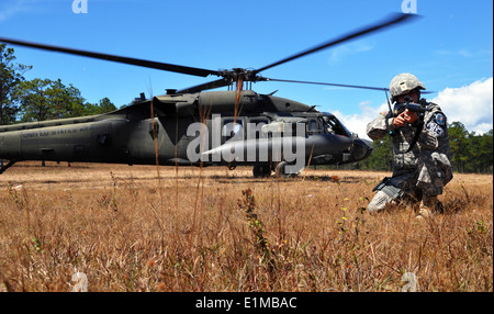 US Army Staff Sgt Hector Caraballo, mit der gemeinsamen Task Force-Bravo gemeinsame Sicherheit zwingt Geschwader, sorgt für Sicherheit während Stockfoto