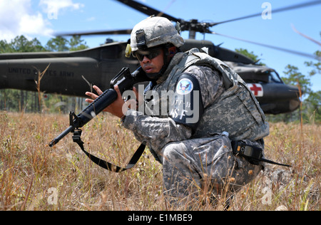 US Army Staff Sgt Hector Caraballo, mit der gemeinsamen Task Force-Bravo gemeinsame Sicherheit zwingt Geschwader, sorgt für Sicherheit während Stockfoto