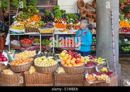 FUNCHAL, PORTUGAL - Mai 06: Seniorin Verkauf von Gemüse auf dem Markt der berühmten Mercado Dos Lavradores am 6. Mai 2014 Stockfoto