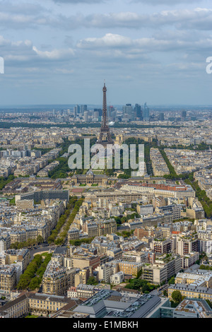 Luftaufnahme von Eiffelturm und La Défense Geschäftsviertel vom Tour Montparnasse in Paris, Frankreich Stockfoto