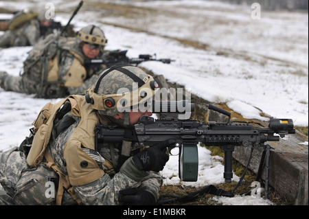 Ein US-Soldat, der 1. Staffel, 91. Kavallerieregiment, 173. Infantry Brigade Combat Team (Airborne) Brände ein M249 zugewiesen Stockfoto