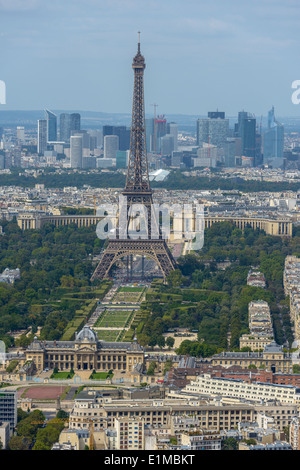 Luftaufnahme von Eiffelturm und La Défense Geschäftsviertel vom Tour Montparnasse in Paris, Frankreich Stockfoto