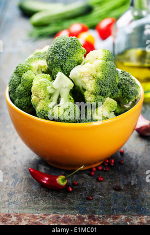 Frischer grüner Brokkoli und gesunde Bio-Gemüse auf einem hölzernen Hintergrund. Stockfoto