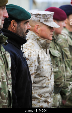 Afghan National Army Generalmajor Sayed Malook, zweiter von links, des Kommandierenden Generals des 215. Korps steht mit USA und Stockfoto