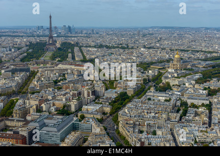 Luftaufnahme von Paris Montparnasse Turm entnommen, können Sie verschiedene Sehenswürdigkeiten wie Eiffelturm sehen. Stockfoto