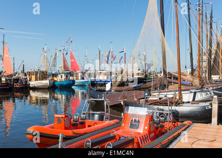 URK, Niederlande - 31 Mai: Angeltag mit Rettungsbooten und dekorierten traditionelle Fischerboote am 31. Mai 2014 im Hafen Stockfoto