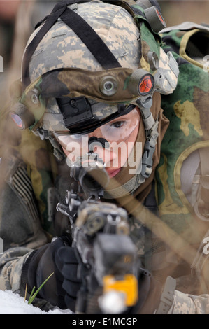 US Army Pvt. Jonathan Gomez, Fallschirmjäger, Amboss Unternehmen, 1. Staffel, 91. Kavallerie-Regiment 173. Infanterie Bri zugewiesen Stockfoto