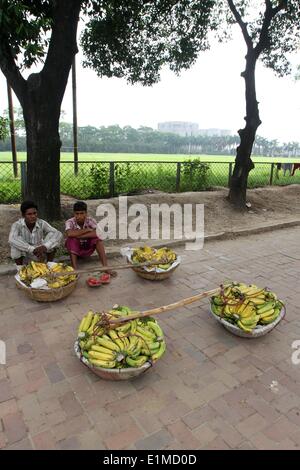 Dhaka 2014. Straßenhändler warten auf Kunden außerhalb Bangladesch Jatiyo Sangshad) Parlament (in Dhaka. Stockfoto