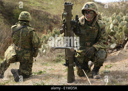 Ein Japan Ground Self-Defense Force-Soldat, Recht, beteiligt sich an einer simulierten Gesamtunternehmen Angriff mit US-Marines können Stockfoto