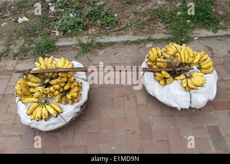 Dhaka 2014. Straßenhändler warten auf Kunden außerhalb Bangladesch Jatiyo Sangshad) Parlament (in Dhaka. Stockfoto