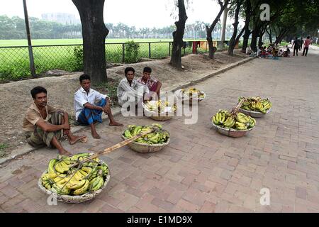 Dhaka 2014. Straßenhändler warten auf Kunden außerhalb Bangladesch Jatiyo Sangshad) Parlament (in Dhaka. Stockfoto