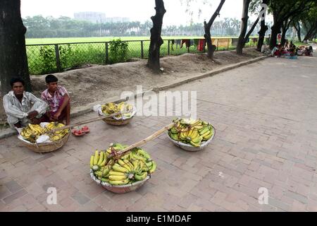 Dhaka 2014. Straßenhändler warten auf Kunden außerhalb Bangladesch Jatiyo Sangshad) Parlament (in Dhaka. Stockfoto