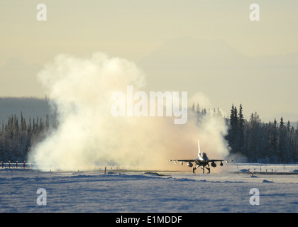 Eine f-16 Fighting Falcon von 18. Aggressor Squadron zieht von Eielson Air Force Base, Alaska, 10. Februar 2014. Zehn Aggr Stockfoto