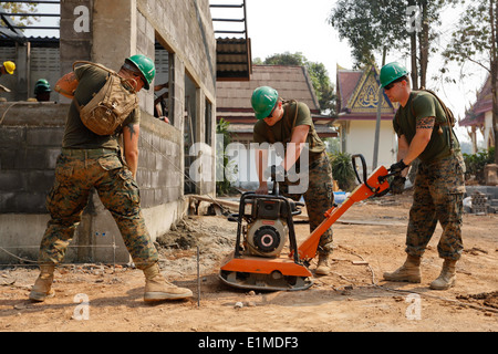 Von links: U.S. Marine Corps Lance Cpl. Stan Wright, CPL. Andrew O'Malley und Lance Cpl. Patrick Thompson, alle Ingenieure mit t Stockfoto