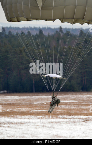 Ein US-Army Fallschirmjäger zugeordneten 173. Infantry Brigade Combat Team (Airborne) führt einen Training-Sprung von einer CH-47 Chinook Stockfoto