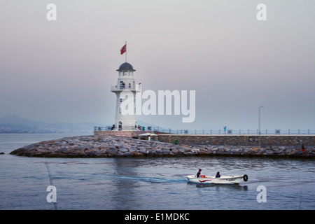 Türkei Alanya Nacht Sonnenuntergang Licht Meer Mittelmeer Menschen Ansicht Panorama Stadt Dock Hafen Leuchtturm paar romantische Bootsfahrt Stockfoto