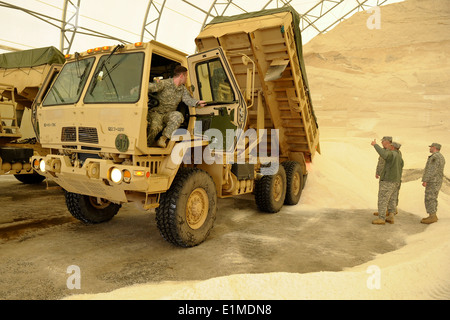 US-Soldaten und Muldenkipper, die South Carolina Army National Guard Unterstützung schleppen Operationen in Columbia, SC zugewiesen, Stockfoto