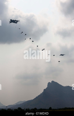 Thai und US-Militärangehörige springen aus einem Flugzeug der Luftwaffe c-17 Globemaster III während einer kombinierten strategische Luft Drop Dämon Stockfoto