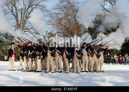 Der US-Armee 3. Infanterie, die alte Garde Fife und Drum Corps und der Commander-in-Chief Guard demonstrieren Unabhängigkeitskrieg Stockfoto