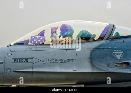 US Air Force Lieutenant Colonel Scott Walker, ein f-16 Fighting Falcon Flugzeug Pilot und Kommandant der Abteilung 93, 495th Kämpfer Stockfoto