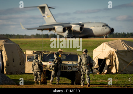 US-Soldaten Uhr ein Flugzeug der Luftwaffe c-17 Globemaster III taxis über den Laufsteg am gemeinsamen Readiness Training Center (JR Stockfoto