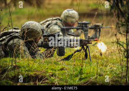 Ein US-Soldat, Alpha Company, 1. Bataillon, 503. Infanterieregiment zugeordnet, 173rd Airborne Brigade Combat Team bietet s Stockfoto