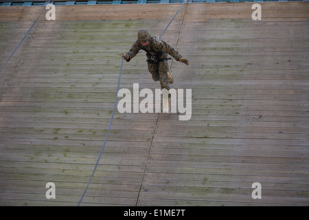 US Marine Corps Lance Cpl. Justin A. Green, ein Feld-Funker mit dem 7. Kommunikation Bataillon, Marine Expeditio III Stockfoto