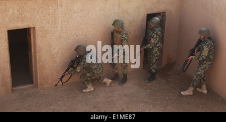 Afghan National Army Soldaten mit dem 215. Korps geben Sie eine simulierte feindliche Verbindung während einer Schulung bei der regionalen Co Stockfoto