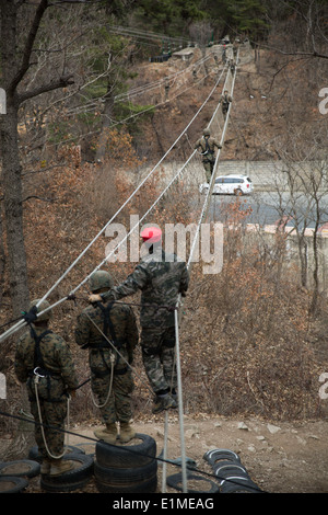 US-Marines mit dem III. Marine Expeditionary Force navigieren eine Seilbrücke unter der Aufsicht des südkoreanischen Marines März Stockfoto