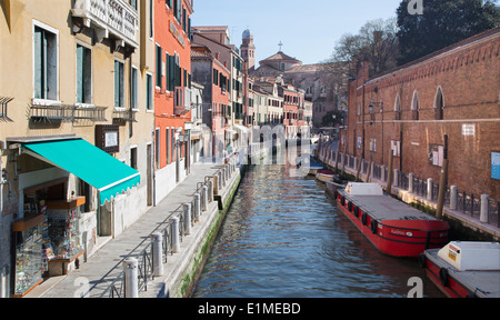 Venedig, Italien - 11. März 2014: Fondamneta del Monastero Straße und Kanal. Stockfoto