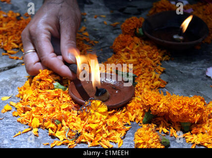 Srinagar, Kaschmir. 6. Juni 2014. Ein kaschmirischen Hindu Anhänger hält eine Doncasters Lampe, wie sie im Kheer Bhawani Tempel am Tulla Mulla Ganderbal, einige 28 betet Km nordöstlich von Srinagar, der Sommerhauptstadt des indischen Teil Kaschmirs. Hunderte von hinduistischen Gläubigen besucht die Gebete im historischen Kheer Bhavani Tempel der Hindu-Göttin Kheer Bhavani gewidmet. Bildnachweis: Shafat/Pacific Press/Alamy Live-Nachrichten Stockfoto