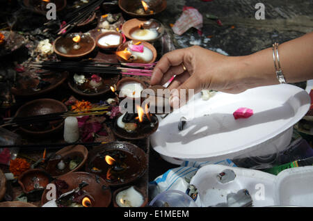 Srinagar, Kaschmir. 6. Juni 2014. Ein kaschmirischen Hindu Anhänger hält eine Doncasters Lampe, wie sie im Kheer Bhawani Tempel am Tulla Mulla Ganderbal, einige 28 betet Km nordöstlich von Srinagar, der Sommerhauptstadt des indischen Teil Kaschmirs. Hunderte von hinduistischen Gläubigen besucht die Gebete im historischen Kheer Bhavani Tempel der Hindu-Göttin Kheer Bhavani gewidmet. Bildnachweis: Shafat/Pacific Press/Alamy Live-Nachrichten Stockfoto