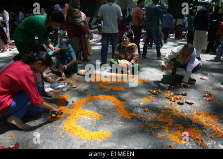 Srinagar, Kaschmir. 6. Juni 2014. Ein kaschmirischen Hindu Anhänger hält eine Doncasters Lampe, wie sie im Kheer Bhawani Tempel am Tulla Mulla Ganderbal, einige 28 betet Km nordöstlich von Srinagar, der Sommerhauptstadt des indischen Teil Kaschmirs. Hunderte von hinduistischen Gläubigen besucht die Gebete im historischen Kheer Bhavani Tempel der Hindu-Göttin Kheer Bhavani gewidmet. Bildnachweis: Shafat/Pacific Press/Alamy Live-Nachrichten Stockfoto