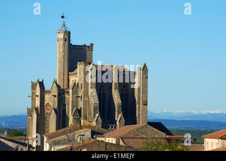 Frankreich, Languedoc-Roussillon, Hérault Depatment, Capestang, Saint Etienne Church (Collegialel) und Pyrenäen montain Stockfoto