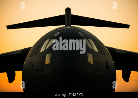 Eine US Luftwaffe c-17 Globemaster III Flugzeuge zugewiesen 437th Airlift Wing sitzt auf der Flightline 24. März 2014, an Joi Stockfoto