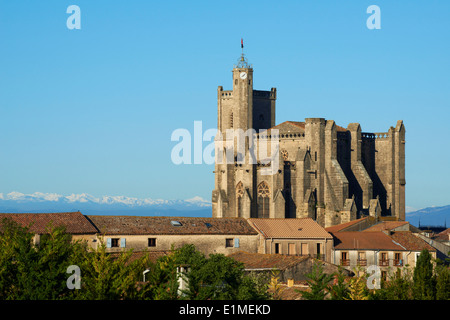 Frankreich, Languedoc-Roussillon, Hérault Depatment, Capestang, Saint Etienne Church (Collegialel) und Pyrenäen montain Stockfoto
