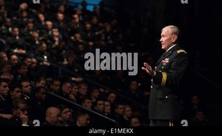 Vorsitzender der Joint Chiefs Of Staff US Army General Martin E. Dempsey, Vordergrund, spricht mit Navy Midshipmen mit der Klasse der Stockfoto