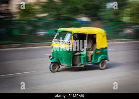Indische Auto (Autorikscha) auf der Straße. Indien Stockfoto