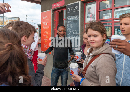 Deutsche Studierende und Township-Tour-Guide in einem Café in Khayelitsha, Kapstadt, Südafrika Stockfoto