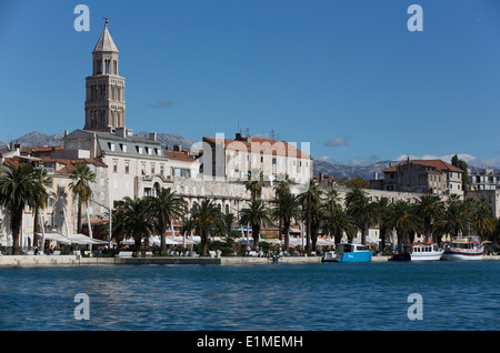 Kroatien, Split, Split-Hafen, die Riva (Vordergrund), Cathedral of St. Domnius Turm (Hintergrund) Stockfoto