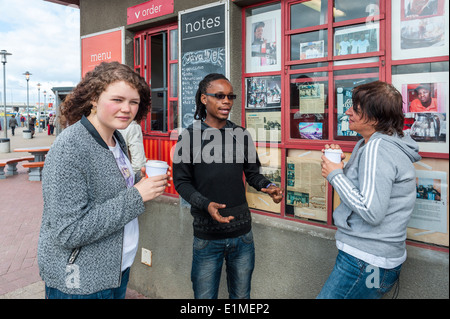 Deutsche Studierende und Township-Tour-Guide in einem Café in Khayelitsha, Kapstadt, Südafrika Stockfoto