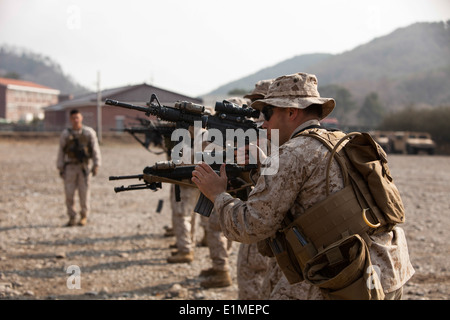 US-Marines mit Apache-Gesellschaft, 3. Light Armored Reconnaissance Battalion, 1. Marineabteilung zu beteiligen, in einen Kampf zu setzen Stockfoto