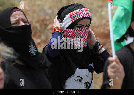 Ramallah, Palästina. 6. Juni 2014. Ramallah, Westjordanland, Palästina: Palästinensisches Mädchen während der Demonstration in Solidarität mit den palästinensischen Gefangenen in israelischen Gefängnissen, im Westjordanland-Dorf von Nabi Saleh, in der Nähe von Ramallah am 6. Juni 2014. Mehr als 120 Palästinenser ohne Prozess in Israel wurden auf einen unbefristeten Hungerstreik im Gefängnis, nur Salz essen und trinken Wasser, seit dem 24. April, fordern ein Ende der sogenannten "Administrativhaft" Credit: Abdalkarim Museitef/NurPhoto/ZUMAPRESS.com/Alamy Live News Stockfoto