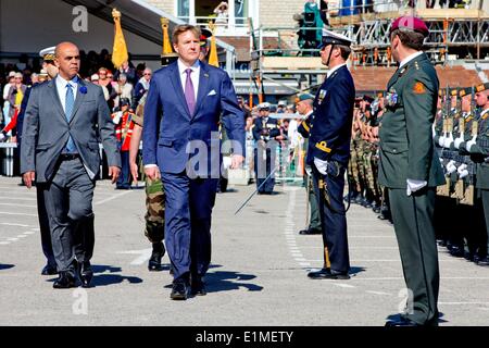 Arromanches, Frankreich. 6. Juni 2014. Dutch King Willem-Alexander (C) besucht das d-Day Gedenken anlässlich des 70. Jahrestag der Landung der Alliierten am d-Day in Arromanches, Frankreich, 6. Juni 2014. Mehr als 75.000 britischen kanadische und andere Commonwealth-Truppen gelandet auf den Stränden der Normandie am 6. Juni 1944 neben den Vereinigten Staaten und der freien Franzosen in eine alliierte Invasion von mehr als 130.000. Bildnachweis: Dpa picture Alliance/Alamy Live News Stockfoto