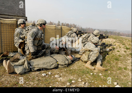 US Army Fallschirmjäger, das 1. Bataillon, 503. Infanterieregiment, 173rd Airborne Brigade Combat Team zugewiesen zu evakuieren eine si Stockfoto