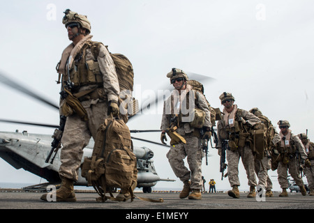 US-Marines, der 13. Marine Expeditionary Unit zugeordnet bereiten einen CH-53E Super Stallion-Hubschrauber auf der Amphibio an Bord Stockfoto