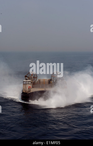 US Navy Landing Craft, Luftkissen 9 zugewiesen Marineeinheit Strand 7, bereitet nun Deck des amphibischen Assau eingeben Stockfoto