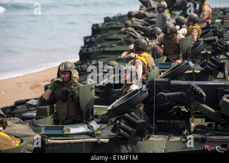 US-Marines mit dem 2. Bataillon, 3. Marine Regiment, befestigt die 4. Marine Regiment, Linie oben im amphibischen Angriff ve Stockfoto