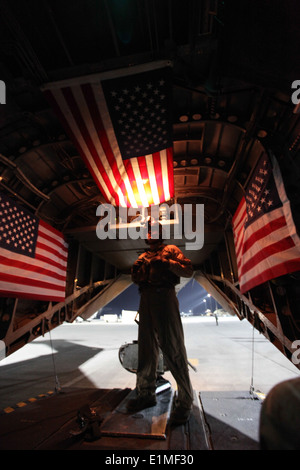 US Marine Corps Staff Sgt Michael Walk, eine Crew Chief mit Marine schwere Hubschrauber Geschwader (HMH) 466, steht auf der Rampe des Stockfoto